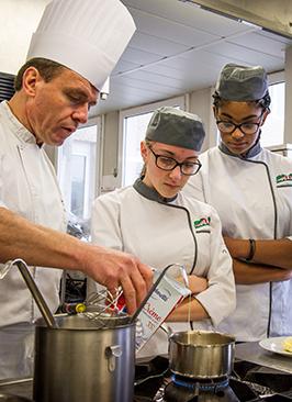 Jeunes cuisiniers en formation professionnelle