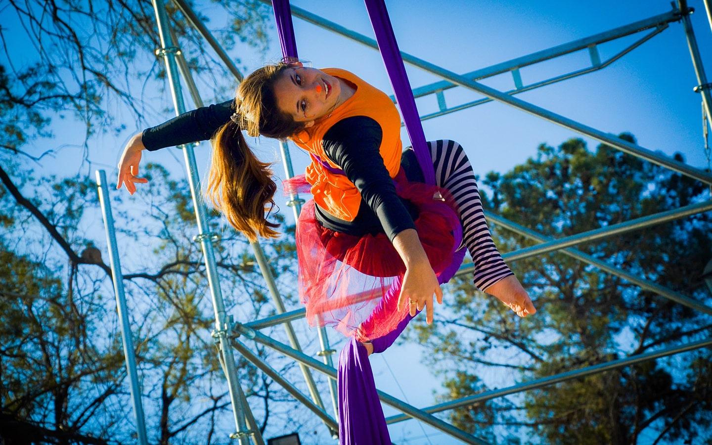 Femme faisant une acrobatie - cirque