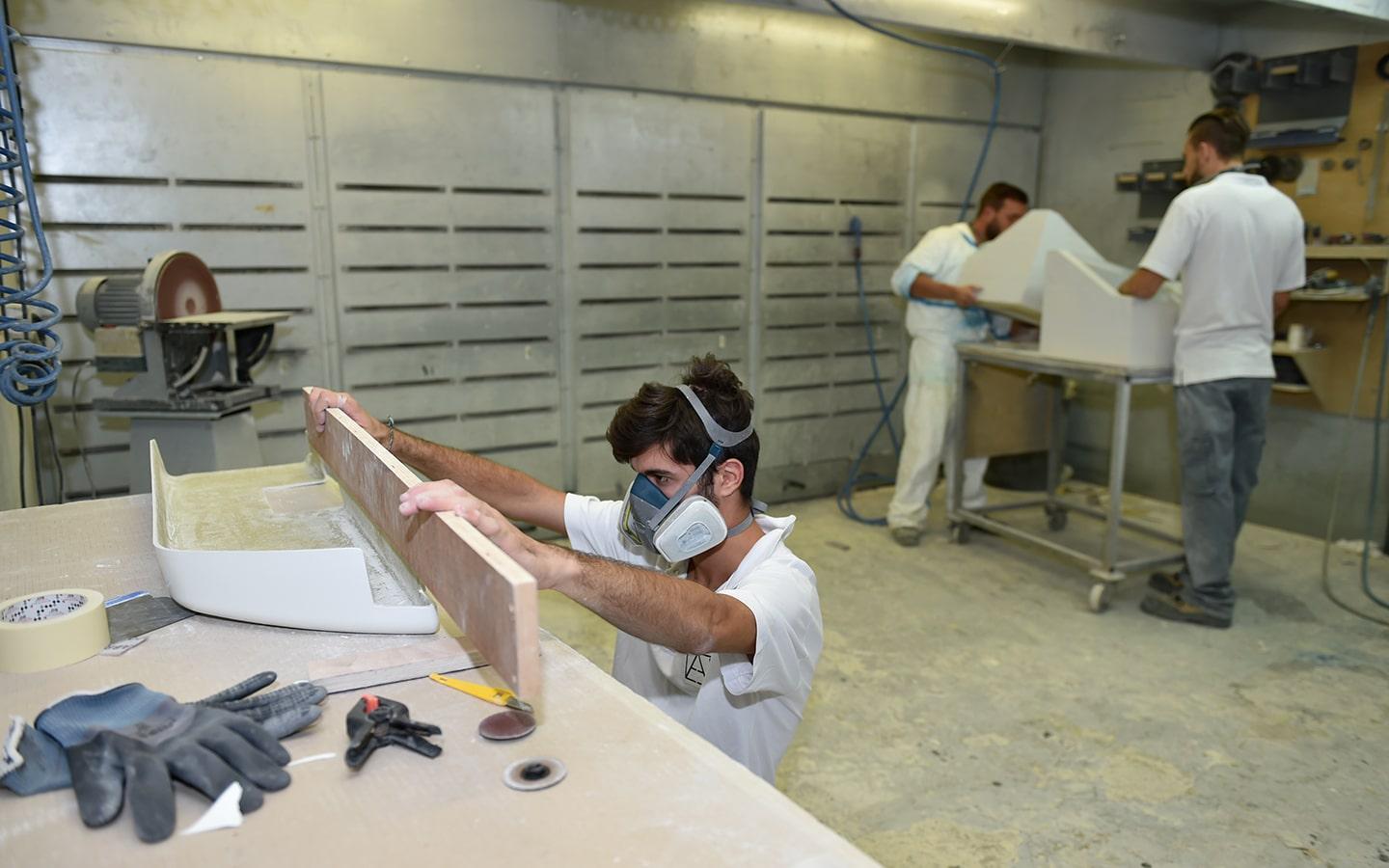 Ouvriers dans l'entreprise ALMAY