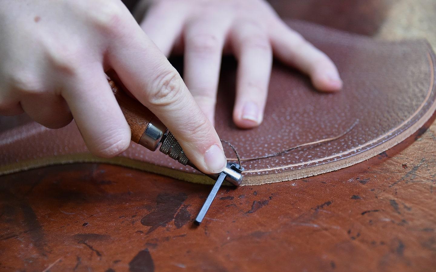 Personne travaillant le cuir