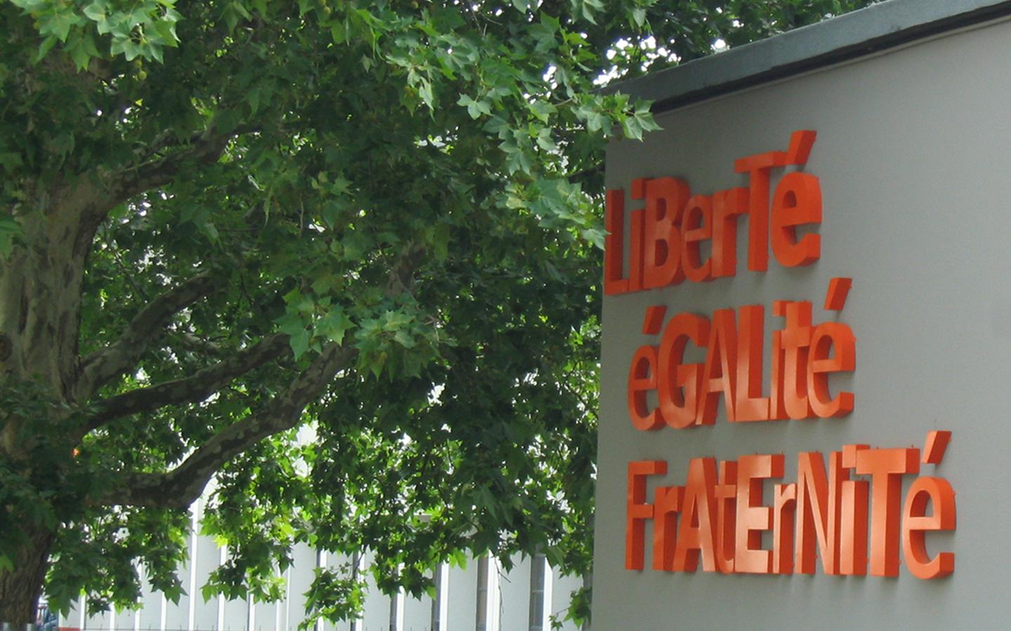 Liberté Égalité Fraternité devant une école