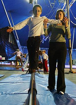 Enfant apprenant le cirque