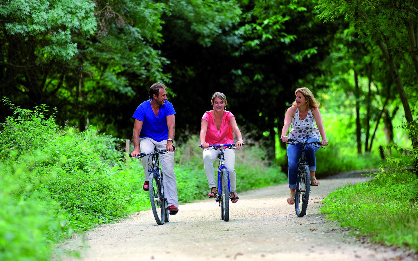 3 personnes à vélo à Jarnac