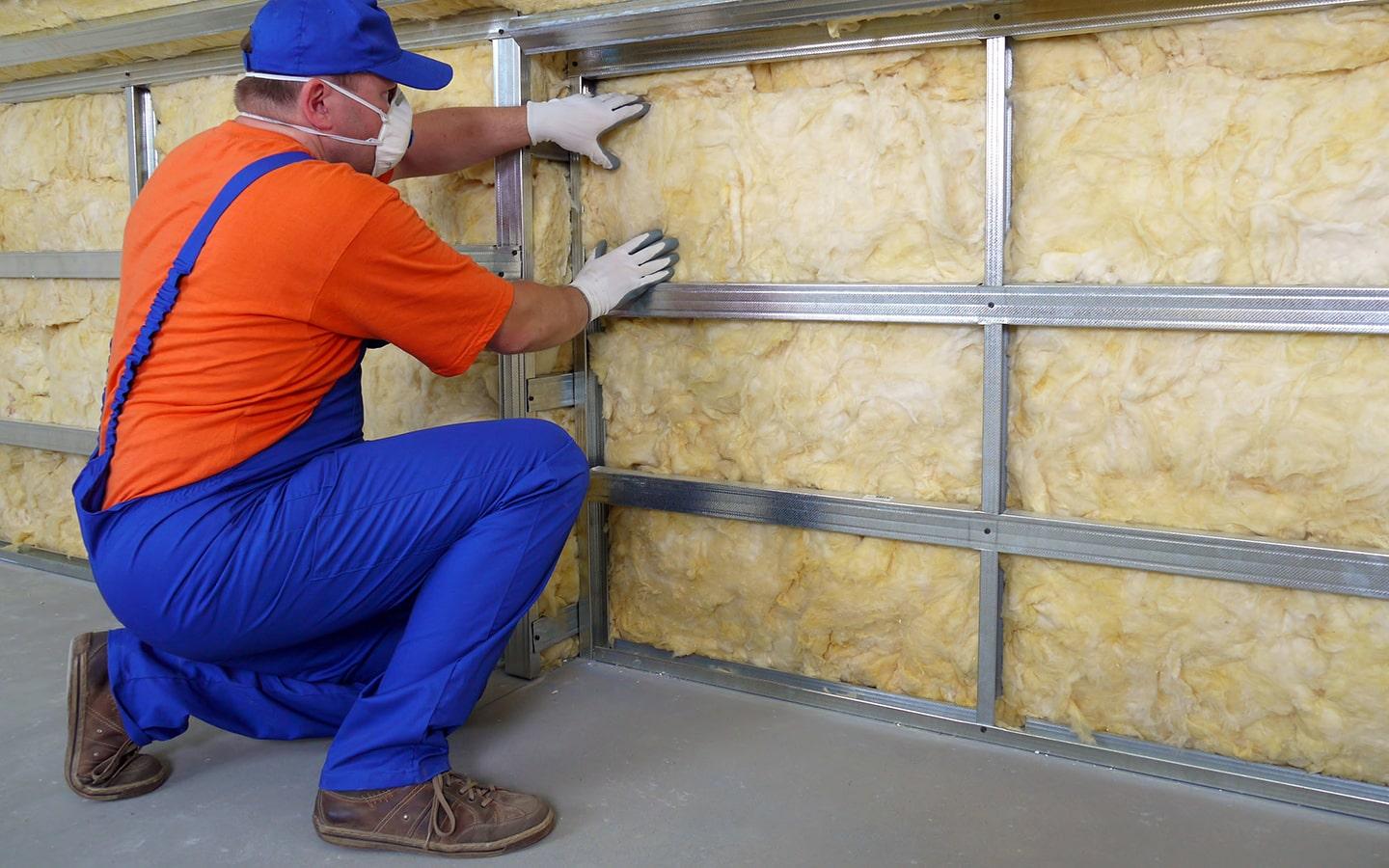 Ouvrier installant laine de verre